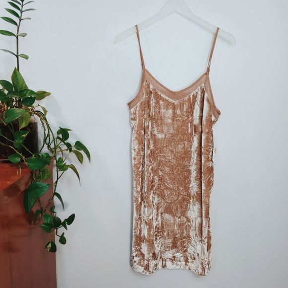 kenzie Dresses & Skirts - NWT kensie Women's Crushed Velvet Cami Dress Med
